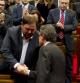 Artur Mas y Oriol Junqueras se dan la mano tras la investidura como president en el Parlament de Catalunya