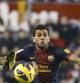 Dani Alves controla un balón.