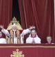 El papa Benedicto XVI saluda desde el balcón de la Basílica a las miles de personas congregadas en la plaza de San Pedro del Vaticano
