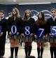Los niños de San Ildefonso muestran el número 30875, primer premio del Sorteo del Niño.