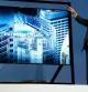 Joe Stinziano, vicepresidente de Samsung Electronics America Inc, presenta el nuevo televisor Samsung's Ultra HDTV en la víspera de CES 2013