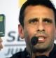 El líder de la oposición venezolana y actual gobernador del estado Miranda, Henrique Capriles, sostiene la Constitución