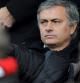Mourinho,sentado, presenciando el United-Liverpool