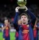 El delantero argentino del F.C.Barcelona Lionel Messi ofrece a la afición el Balón de Oro 2012, que acaba de recibir hace unos días