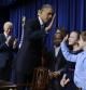 El presidente estadounidense Barack Obama saluda a un niño tras firmar 23 órdenes ejecutivas para endurecer el control de armas junto al vicepresidente Joe Biden en Washington, Estados Unidos el 16 de enero de 2013