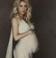 Shakira con un vestido blanco enseñando su barriga de embarazada