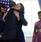 El presidente Obama abraza a su hija Malia ante la mirada de su mujer Michelle y su otra hija Sasha