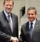 El presidente del Ejecutivo español, Mariano Rajoy, saluda al presidente de Perú, Ollanta Humala, durante una ceremonia en el Palacio de Gobierno en Lima