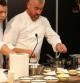 El chef brasileño Alex Atala cocina junto a un asistente en el Congreso de gastronomía Madrid Fusión 2013