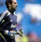 El flamante portero del Real Madrid, Diego López, realiza los ejercicios de calentamiento previos al encuentro ante el Getafe