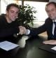 Xavi Hernández firma la renovación de su contrato junto a Sandro Rosell