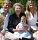 La princesa Maxima, el príncipe Guillermo Alejandro y la Reina Beatriz de Holanda, que sostiene a su nieta Amalia, posan en Tavarnelle, Italia, el 9 de julio de 2004