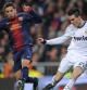 Jose Maria Callejon lucha con Jordi Alba por un balón durante el Real Madrid-Barça de la Copa del Rey