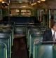 El presidente de EEUU, Barack Obama, en el lugar que ocupó Rosa Parks. El vehículo se encuentra en exhición en el museo Henry Ford.