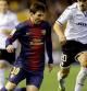 El delantero argentino del Barcelona Leo Messi controla el balón ante el defensa portugués del Valencia Ricardo Costa