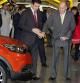 El Rey Juan Carlos junto al ministro de Industria, José Manuel Soria (i) y el presidente Mundial de Renault, Carlos Ghosn (d), ante el coche Captur