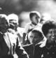 Mandela y Winnie, su segunda esposa, saludan a la multitud después de la salida de él de prisión.