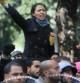 Una joven corea eslóganes durante una manifestación en Túnez