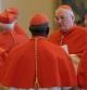 Cardenales conversan en el Vaticano después que el Papa haya anunciado su renuncia al Pontificado