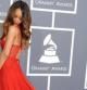 Rihanna posa en la alfombra roja de los Grammy mostrando su escote en la espalda y la cola de su vestido de Azzedine Alaïa