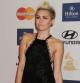 Miley Cyrus con el vestido de la polémica, al considerarse que tenía 'demasiado escote' por los organizadores de las fiesta pre-Grammy a la que acudió la cantante