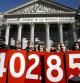 La Plataforma de Afectados por la Hipoteca (PAH) muestra a las puertas del Congreso el número de firmas (1.402.854) que respaldan la ILP.