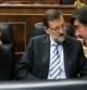 El presidente del Gobierno, Mariano Rajoy (c), y la vicepresidenta Soraya Saénz de Santamaría (i), conversan con el secretario general del grupo popular en el Congreso, José Antonio Bermúdez de Castro (d), en el Congreso de los Diputados.