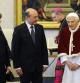 El papa Benedicto XVI, posa junto al presidente de Rumanía, Traian Basescu, y su esposa