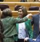 La ministra Ana Mato se abraza con compañeros del PP antes de comenzar la sesión en el Senado