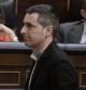 El diputado de Amaiur, Iker Urbina, pasa ante la ministra de Sanidad, Ana Mato, y el titular de Economía, Luis de Guindos, en su camino hacia la tribuna de oradores, en la segunda sesión del debate sobre el estado de la nación, esta mañana en el Congreso de los Diputados.