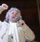 El fundador de Movimiento 5 Estrellas, Beppe Grillo, durante un mitin en la plaza del Duomo de Milán, el 19 de febrero de 2013