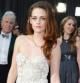La actriz Kristen Stewart a su llegada a la alfombra roja de los Oscar 2013 con un look poco acertado
