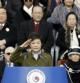 Park Geun-Hye, la nueva presidenta de Corea del Sur, saluda a los asistentes a la ceremonia en la que ha jurado el cargo en Seul