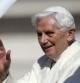 El papa Benedicto XVI saluda desde el papamóvil a los peregrinos congregados en la plaza de San Pedro, en la Ciudad del Vaticano