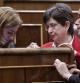 Carme Chacón conversa con los diputados del PSC Teresa Cunillera y Francesc Vallés en el pleno del Congreso