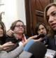 La diputada del PSC realiza declaraciones a los medios en el Congreso