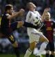 Jordi Alba y Pepe luchan un balón
