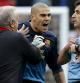 El portero del Barcelona Víctor Valdés protesta frente al árbitro Pérez Lasa ante Andrés Iniesta y el delagado azulgrana, Carles Naval