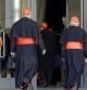 Agentes de la guardia suiza del Vaticano saludan a los cardenales a su llegada a la primera congregación para preparar el cónclave