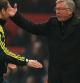 Alex Ferguson protesta ante el cuarto árbitro tras la expulsión de Nani