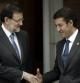 El presidente del Gobierno, Mariano Rajoy, saluda al presidente de la Xunta de Galicia, Alberto Núñez Feijóo, con quien se ha reunido este mediodía en el Palacio de la Moncloa.