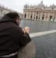 Un fraile lee la Biblia en la Plaza de San Pedro del Vaticano durante el segundo día del cónclave
