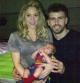 Piqué celebra con Shakira y su hijo Milan la victoria en el Barça-Milan de la temporada pasada