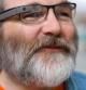 Greg Priest-Dorman, miembro del equipo de desarrollo de Google Glass, mostrando uno de los prototipos de las gafas de realiadad aumentada