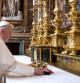 Fotografía facilitada por el Osservatore Romano que muestra al papa Francisco I rezando en la basílica Santa María la Mayor en Roma (Italia)