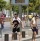 Turistas pasean por la avenida Joan de Borbó, en la Barceloneta