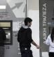 Varias personas sacan dinero de un cajero de Nicosia, Chipre, el pasado jueves 14 de marzo de 2013.