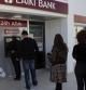 Chipriotas hacen cola en un cajero, este domingo, tras el anuncio del impuesto que se retirará de sus depósitos