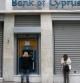 Archivo. Clientes del Bank of Cyprus de Chipre retiran dinero del cajero de una entidad cerrada en Atenas.