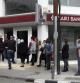 Archivo. Varias personas hacen cola ante el cajero automático de una sucursal cerrada del Banco de Laiki en Nicosia.